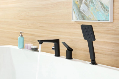 Смеситель для ванныа Lemark Bronx LM3745BL